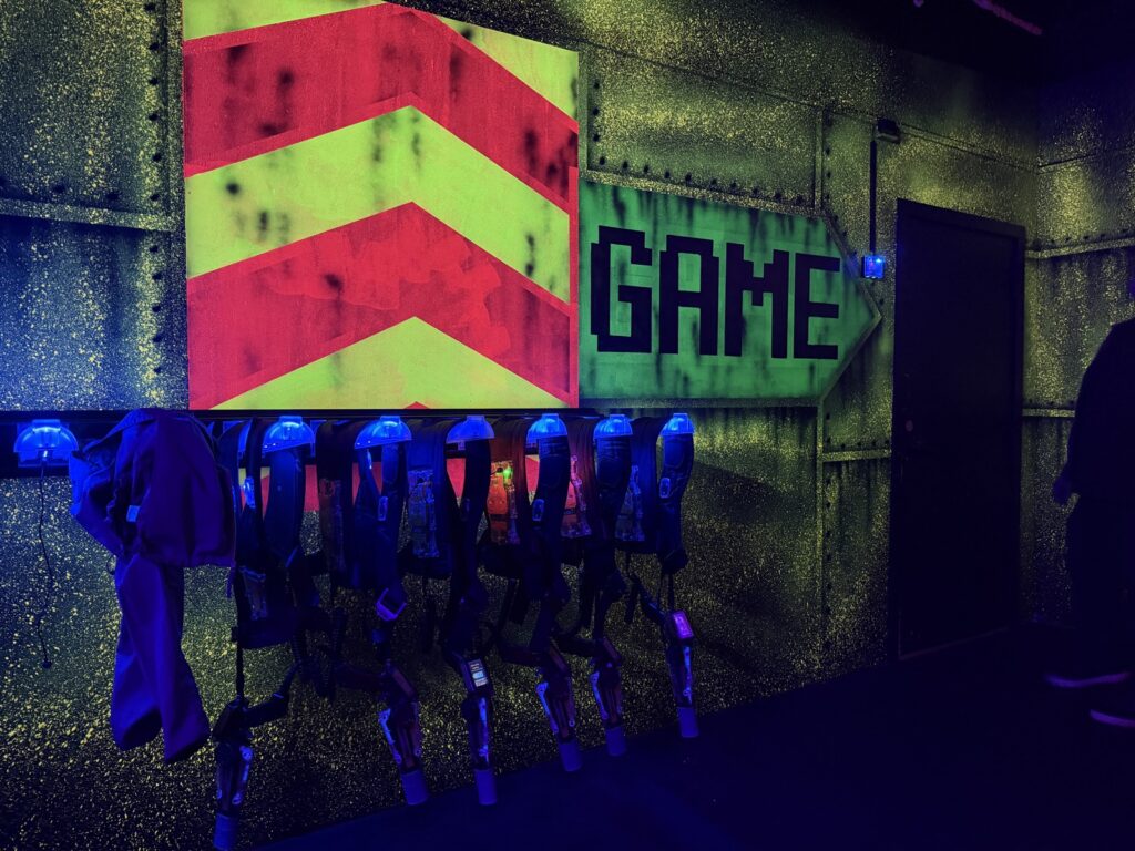 激光面具和«GAME»标志在体育场内