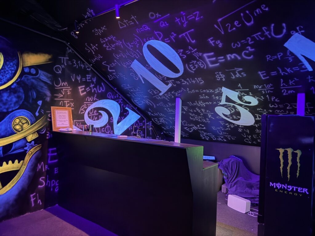 Salon lumineux à éclairage néon avec une zone de repos et une peinture murale