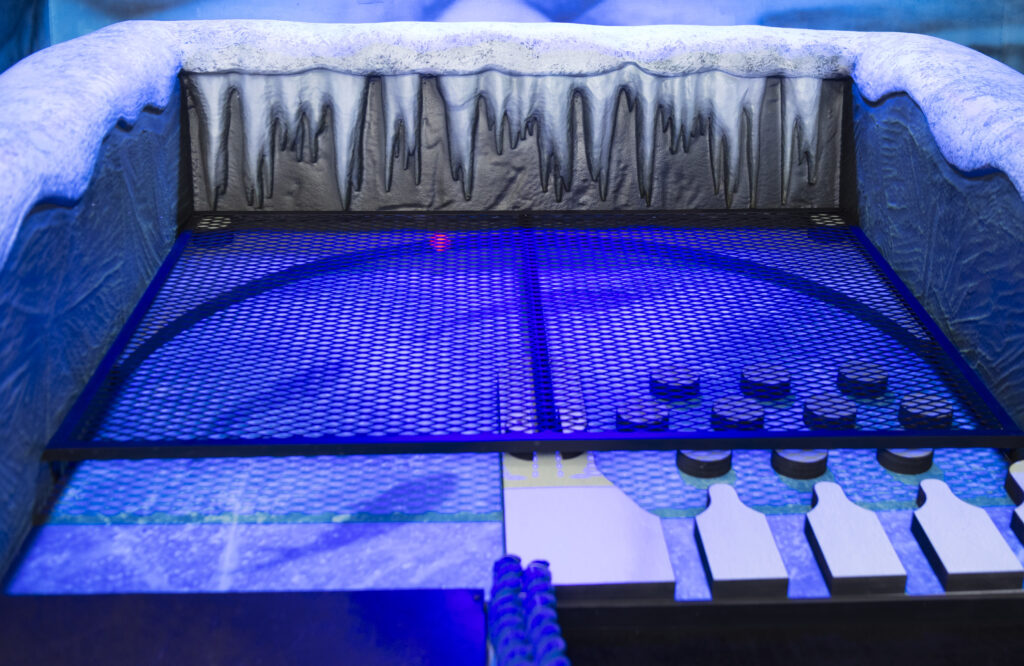 Un parcours de mini-golf éclairé en bleu, à l’image d’une grotte de glace