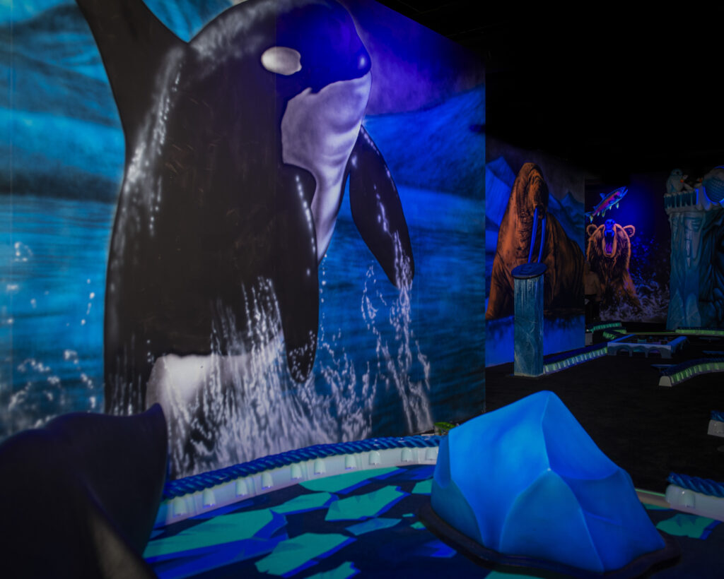 Terrain de minigolf lumineux avec projection de loup-garou